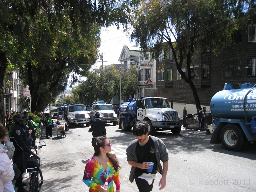 2011 Bay to Breakers Sunday 0900.JPG - I was able to participate in the 2011, 100th anniversary of the San Francisco Bay to Breakers 12K race. A great weekend for sight seeing and racing.